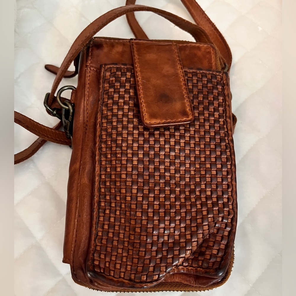 MILO EXPRESSIONS 500 ELLA CROSSBODY PHONE WALLET COGNAC